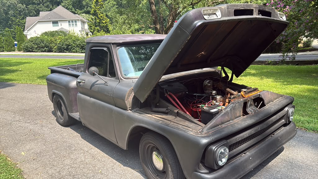 Chevrolet C10 1965 met open motorkap tijdens de inspectie in Maryland