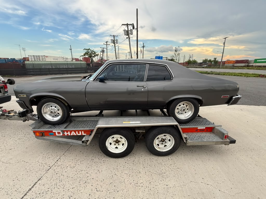 Chevrolet Nova 1973 coupé in donkergrijs op een aanhanger in New Jersey