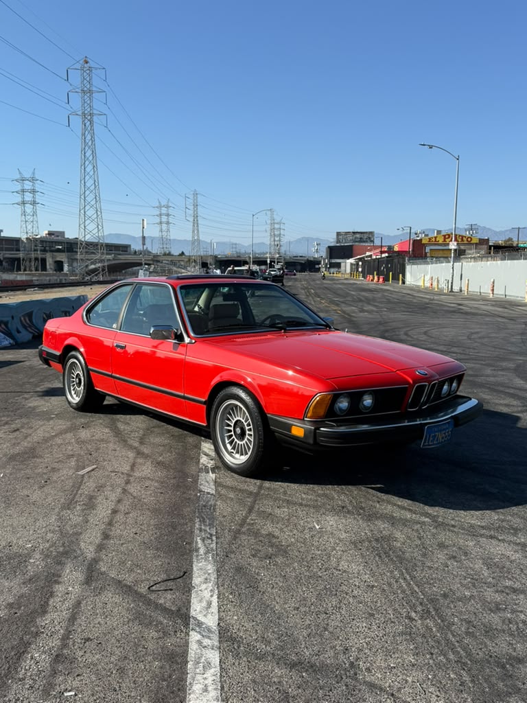 BMW 633 CSi 1982 van voren met Amerikaanse bumper, downtown Los Angeles