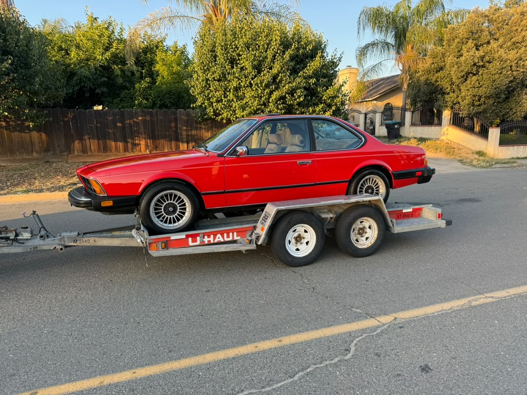 BMW 633 CSi E24 van opzij op de trailer, met de lange Amerikaanse bumpers