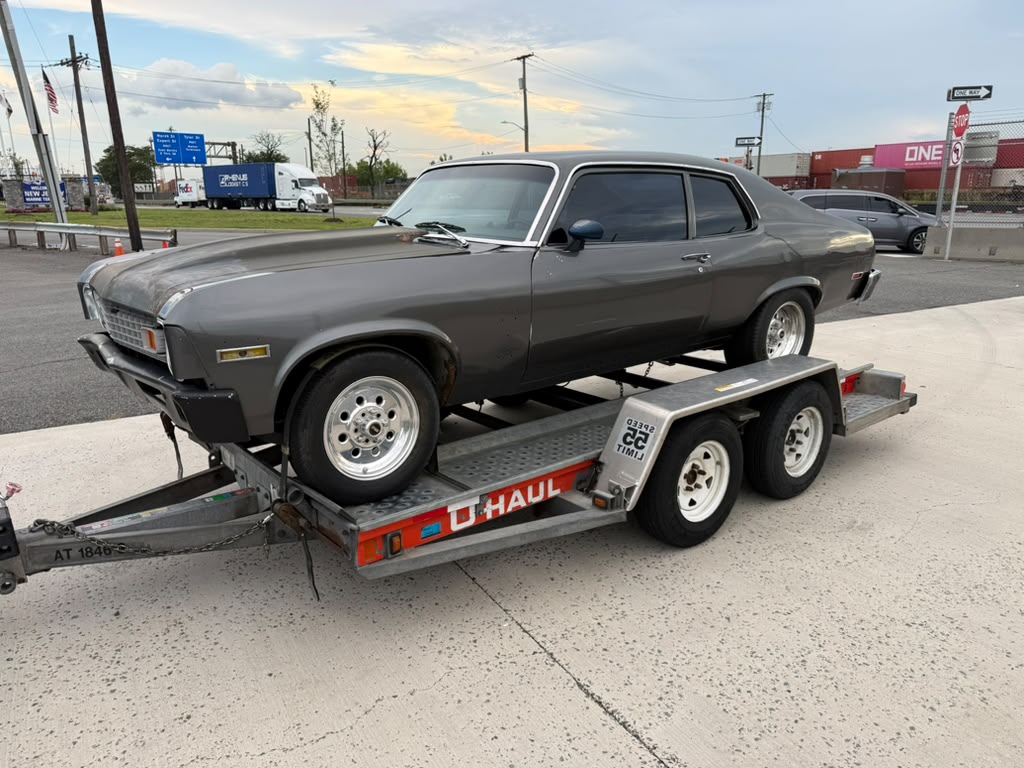 Chevrolet Nova 1973 achterkant, klaar voor verscheping naar Nederland