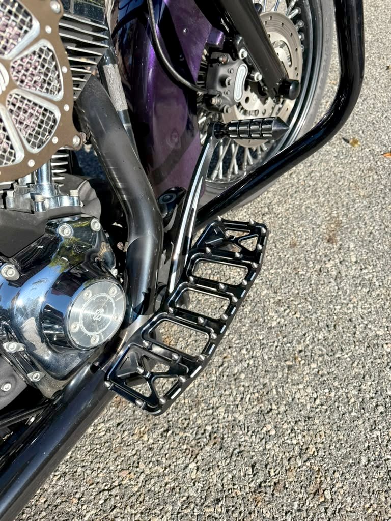 Detail van de paarse Road King Custom FLHRSI 2004 met groene graphics